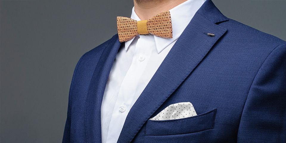 BeWooden - Muž v modrom saku s bielou vreckovkou do saka Dots square a drevenym motýlikom Sole