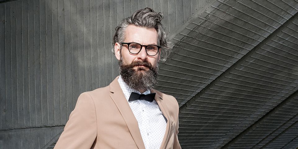 BeWooden - Model v hnedom kabáte s dreveným motýlikom Eguus na krku