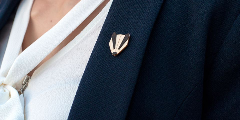 BeWooden - Modelka v saku s drevenou brošňou Badger Brooch