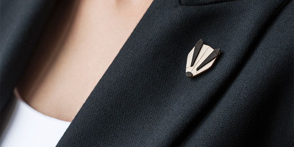 BeWooden - Modelka v saku s drevenou brošňou Badger Brooch