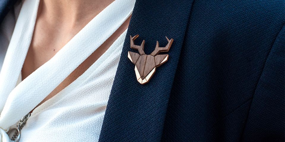 Modelka v saku s drevenou brošňou Deer Brooch