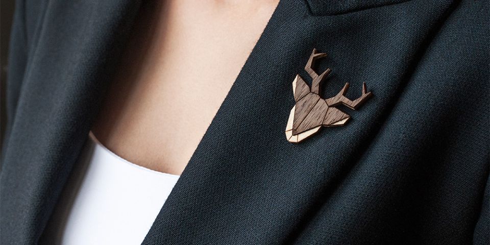 Modelka v saku s drevenou brošňou Deer Brooch