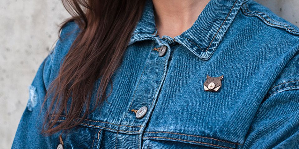 BeWooden - Modelka v džínsovej bunde s drevenou brošňou Lynx Brooch