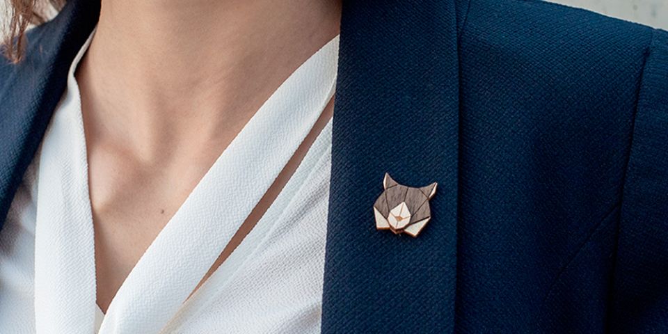 Modelka v saku s drevenou brošňou Lynx Brooch