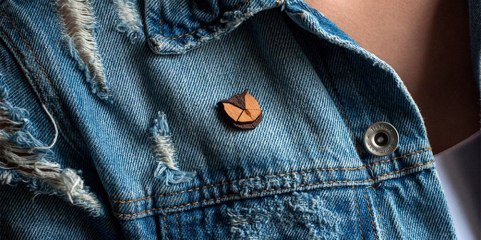 BeWooden - Modelka v džínsovej bunde s drevenou brošňou Owl Brooch
