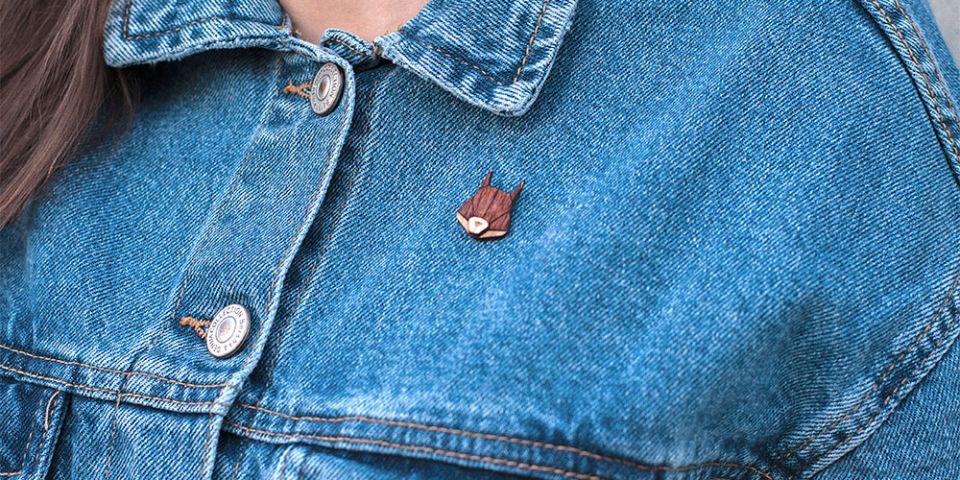 Modelka v džínsovej bunde s drevenou brošňou Squirrel Brooch Modelka v džínsovej bunde s drevenou brošňou Squirrel Brooch