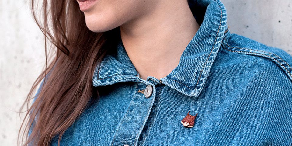 Modelka v džínsovej bunde s drevenou brošňou Squirrel Brooch