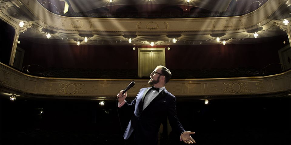 BeWooden - Spevák Jan Smigmator s dreveným motýlikom Time To Swing
