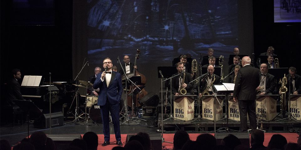 BeWooden - Spevák Jan Smigmator s dreveným motýlikom Time To Swing na pódiu s orchestrom
