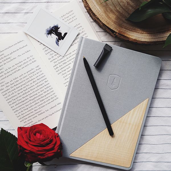 šedý zápisník s dreveným detailom Lux Notebook