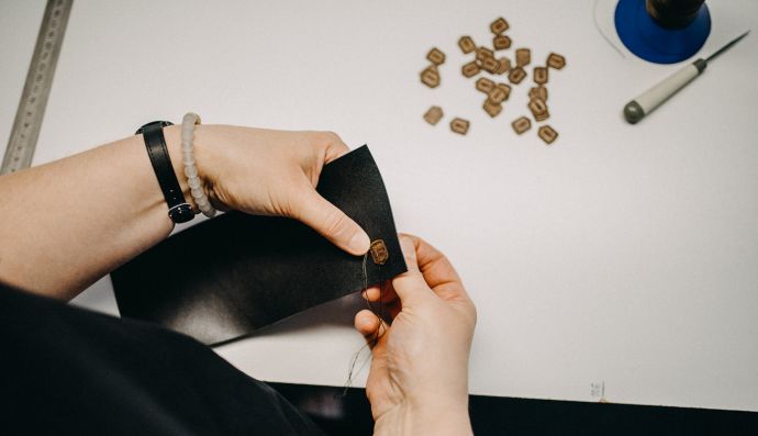 Šitie koženej peňaženky Nox Slim Wallet