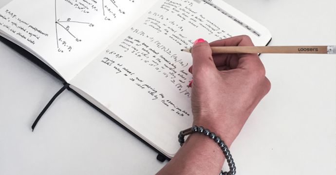 Žena s náramkom Silver Hematit Bracelet píše do zápisníku