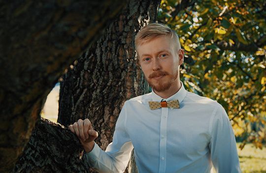 Vystúpte z radu s dreveným motýlikom