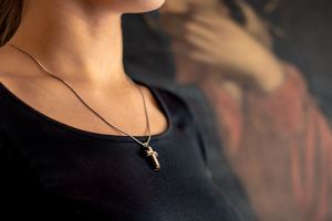 Drevený prívesok Maria Cross Pendant