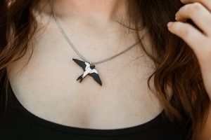 Drevený prívesok Swallow Pendant