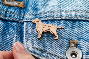 Drevená brošňa Walking Labrador Brooch