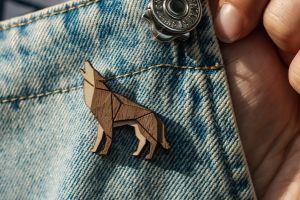 Drevená brošňa Walking Wolf Brooch