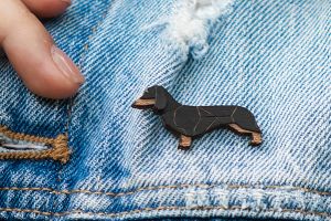 Drevená brošňa Walking Dachshund Brooch