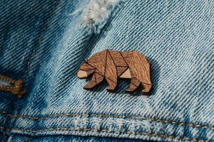 Drevená brošňa Walking Bear Brooch