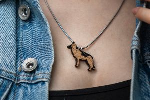 Drevený prívesok Walking Shepherd Pendant