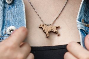 Drevený prívesok Walking Labrador Pendant