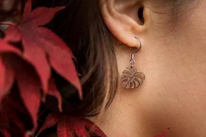 Drevené náušnice Monstera Earrings