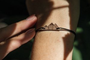 Povrázkový náramok Peaks Wooden Bracelet