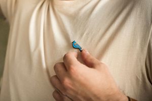 Drevená brošňa Blue Cutebird Brooch