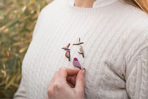 Drevená brošňa Purple Cutebird Brooch