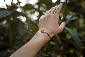 Povrázkový náramok Peace Wooden Bracelet