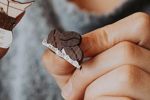 Drevená brošňa Coffee Blood Type Brooch