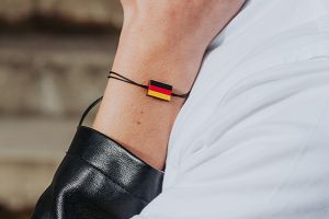 Náramok Nemecko s drevenou vlajkou