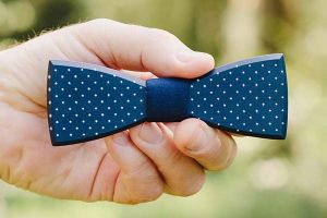 Drevený motýlik Navy Speckle