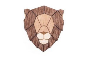 Drevená brošňa Lion Brooch