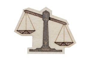 Drevená brošňa Libra Brooch