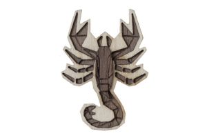 Drevená brošňa Scorpius Brooch