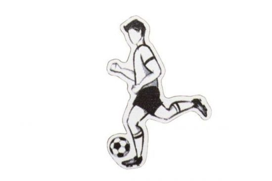Drevená brošňa Futbalista