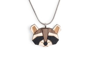 Drevený prívesok Raccoon Pendant