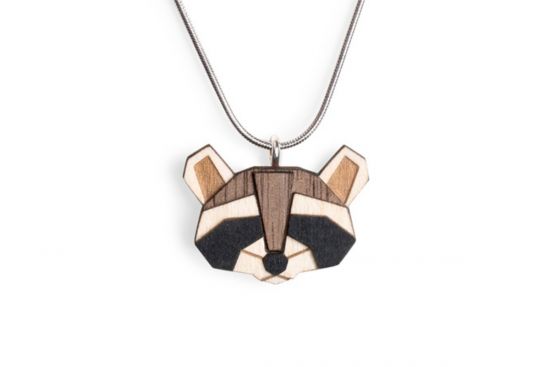 Drevený prívesok Raccoon Pendant