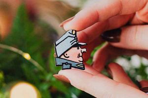 Drevená brošňa Dobrý vojak Švejk – Jaroslav Hašek ©