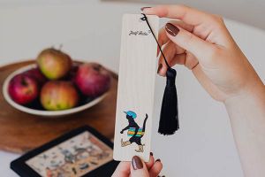 Drevená záložka do knihy Kocúr Mikeš – Josef Lada ©