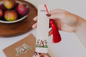 Drevená záložka do knihy Kmotra Líška – Josef Lada ©