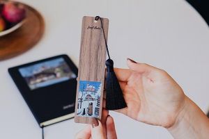 Drevená záložka do knihy Ponocný so psom – Josef Lada ©