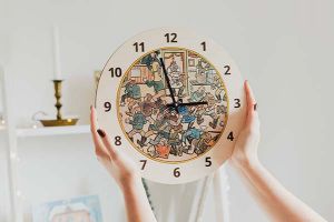 Drevené hodiny Krčmová bitka – Josef Lada ©