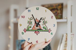 Drevené hodiny Šikovná kmotra líška – Josef Lada ©