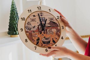 Drevené hodiny Zvieratká prezimujú v horárni – Josef Lada ©